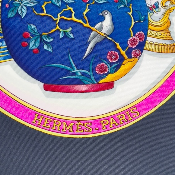 NWT Vintage Hermès Carré 90 "Qu'importe le Flacon" in Navy and Fuchsia - Picture 5 of 9